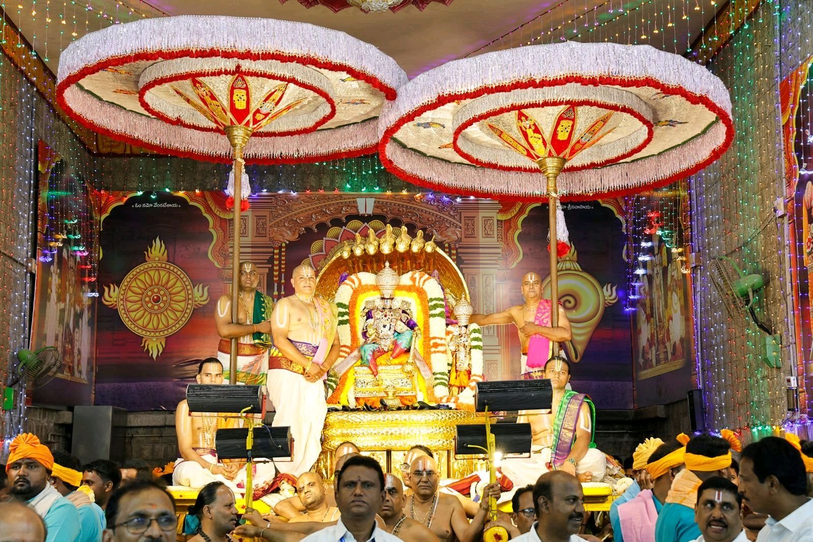 పెద్దశేష వాహనంసేవలో విహరించిన శ్రీనివాసుడు