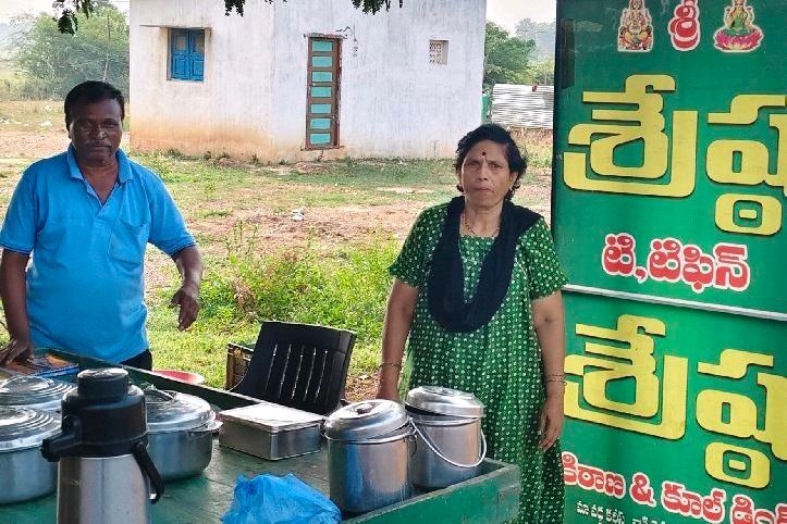 కుప్పారెడ్డిపాలెం హైవేలో శ్రేష్ట హోటల్ 5వ వార్షికోత్సవం