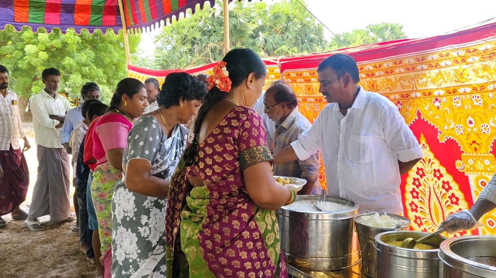 గోవిందరాజుపురంలో విద్యార్థులకు స్టేషనరీ పంపిణీ