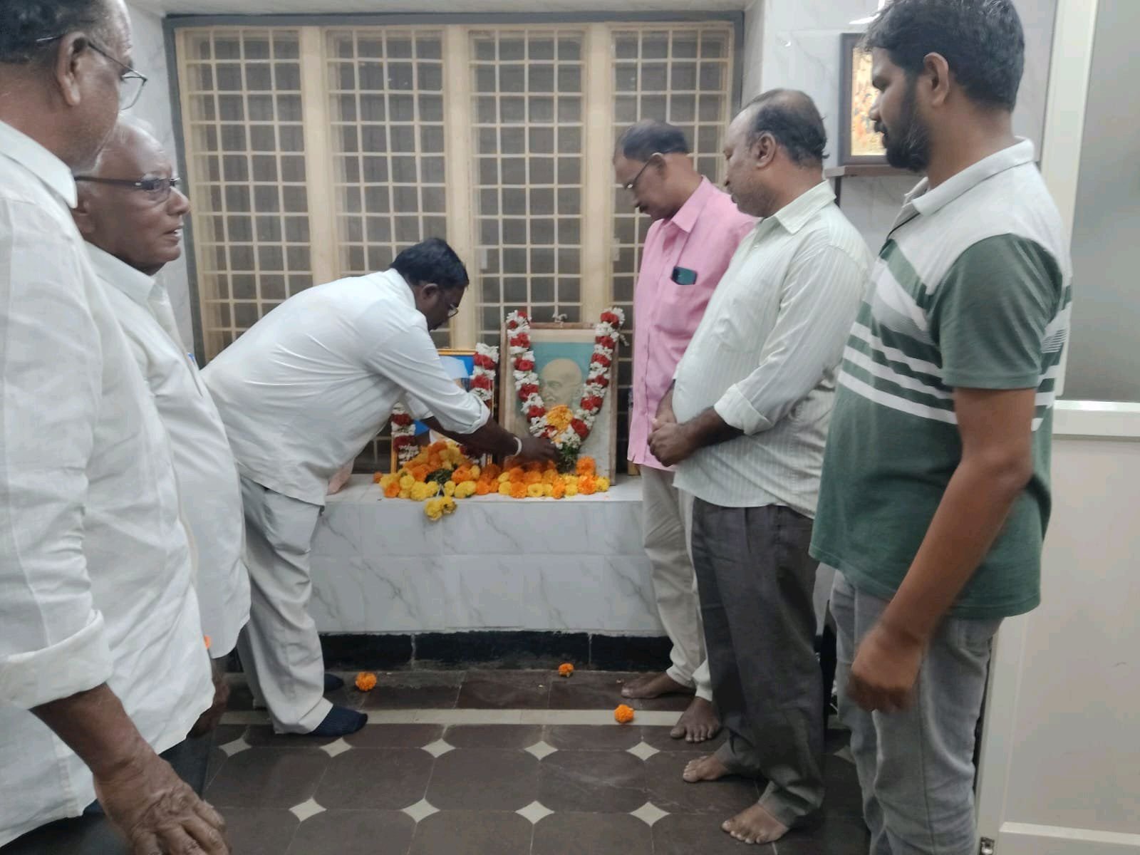 మహాత్మాగాంధీ, లాల్ బహుదూర్ శాస్త్రికి ఘన నివాళులు