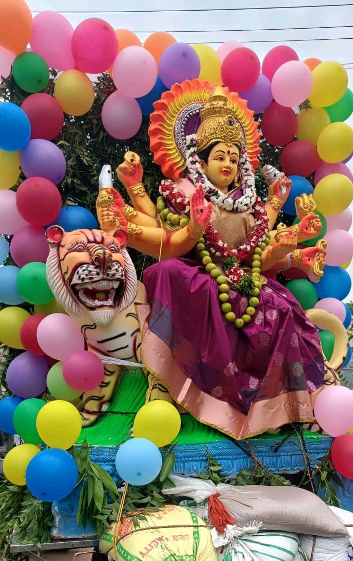భక్తి, శ్రద్దలతో అమ్మవారికి ఆషాడం సారె పెట్టిన భక్తులు..