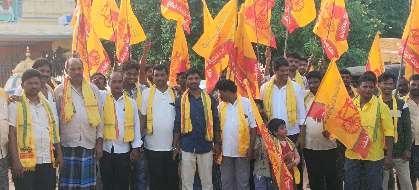 టీడీపీ జెండాలతో కదిలివచ్చిన కోగిలి పంచాయతీ ప్రజలు*