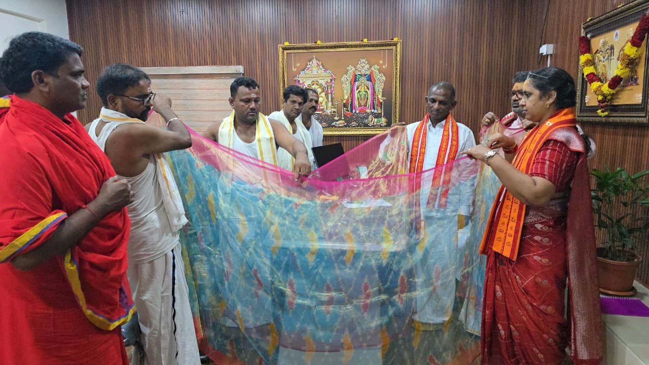 అమ్మవారికి పట్టుచీర సమర్పణ
