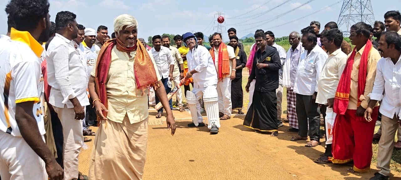 ఆదిమూలం గారు క్రికెట్ కిట్ అందజేశాడు