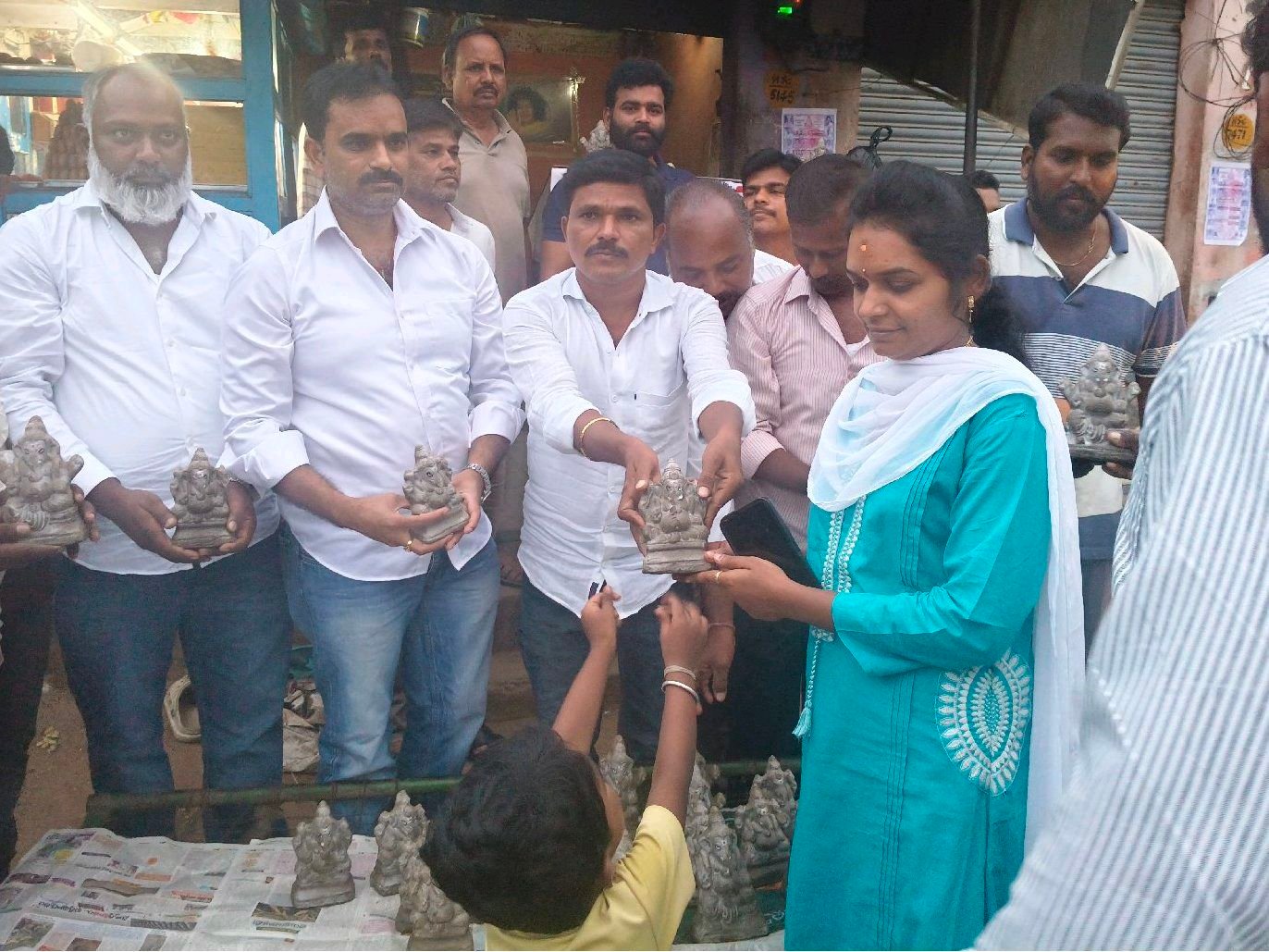 కొత్తచెరువు జనసేన పార్టీ వారు  మట్టి వినాయకుల  పంపిణీ