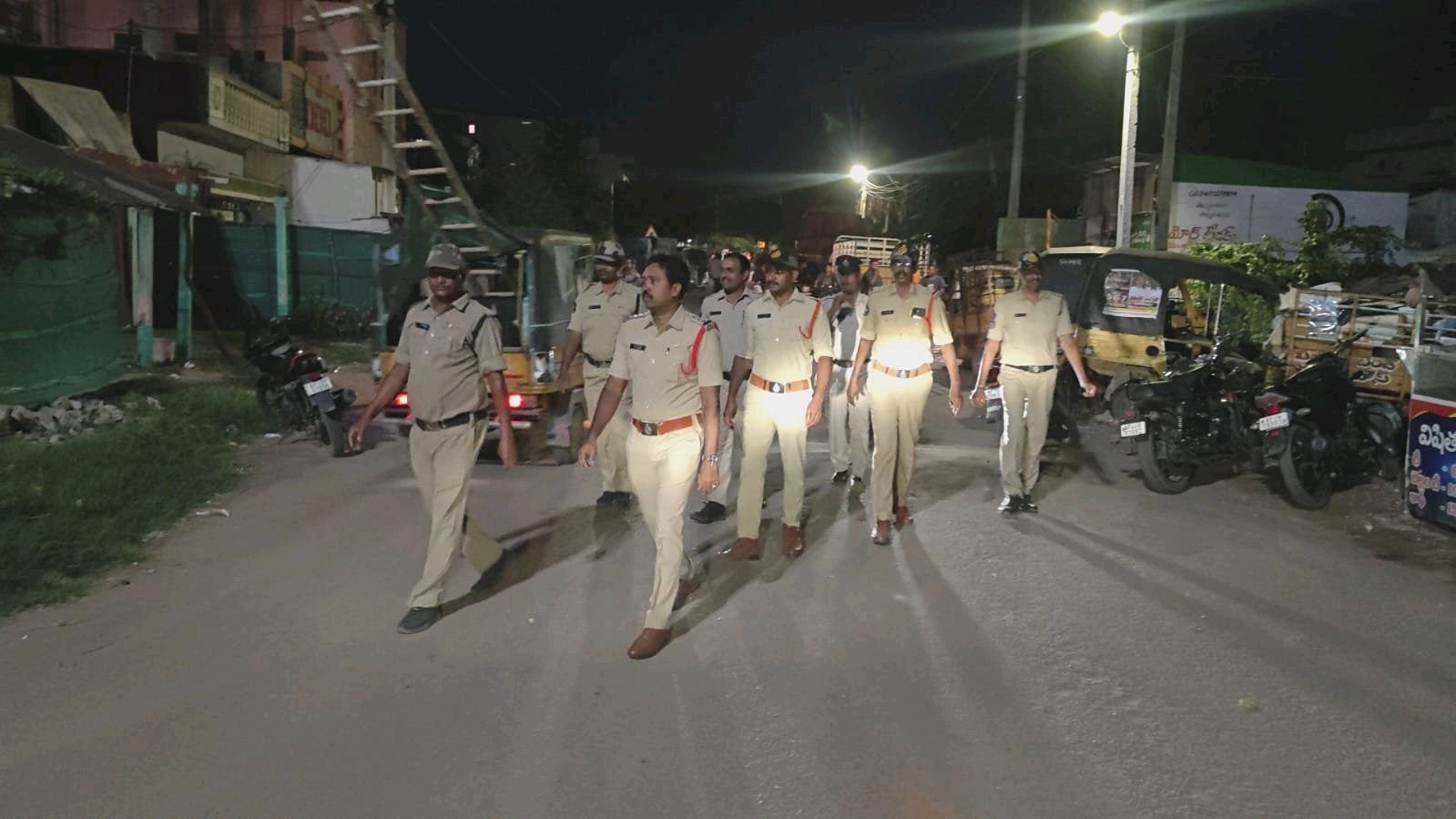 గుడ్‌మెన్‌పేటలో గుడివాడ 2 టౌన్ పోలీసుల ఫుట్ పెట్రోలింగ్