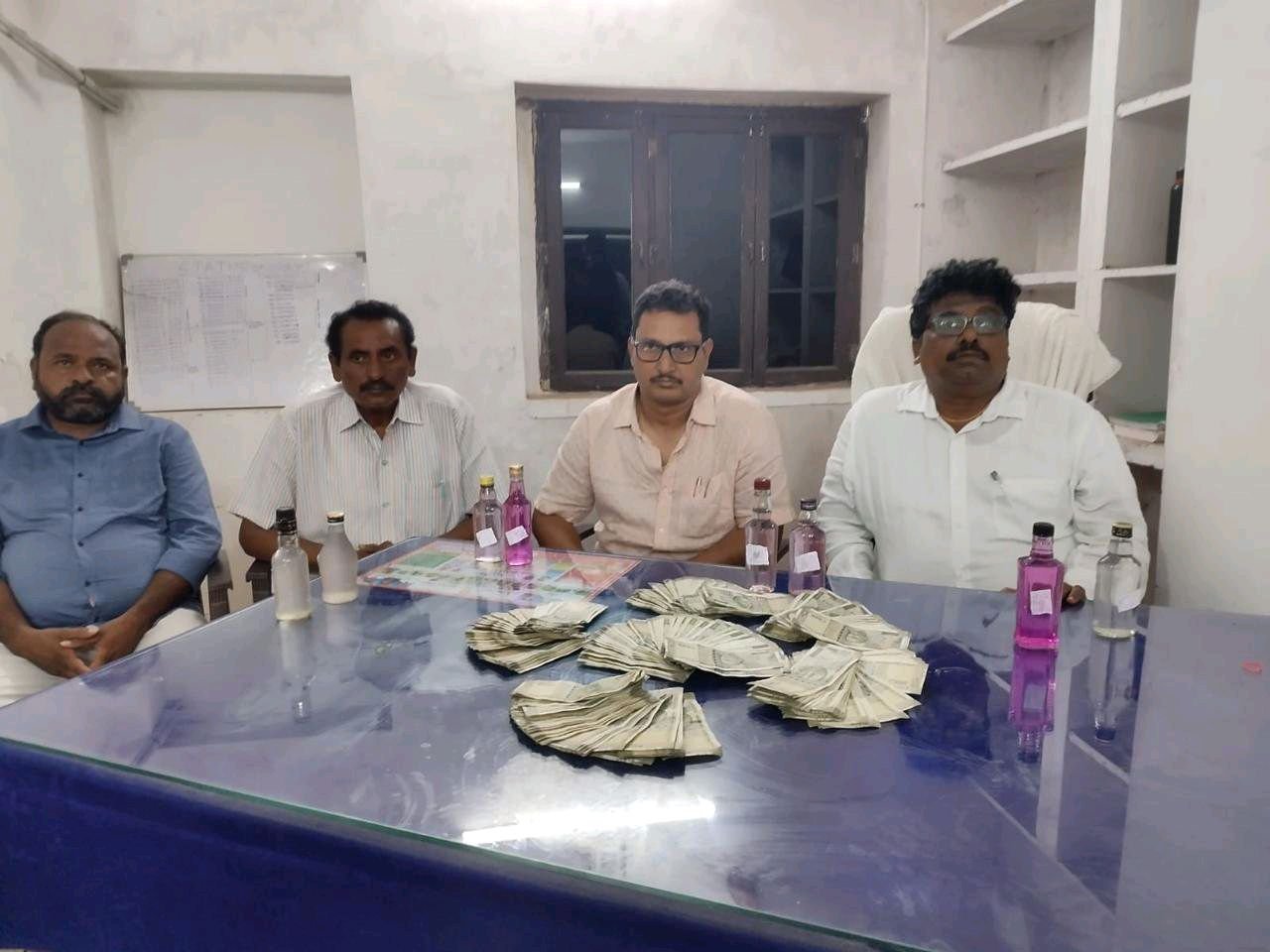 లంచం తీసుకుంటూ ఏసీబీకి చిక్కిన తెలుగుగంగ అధికారులు