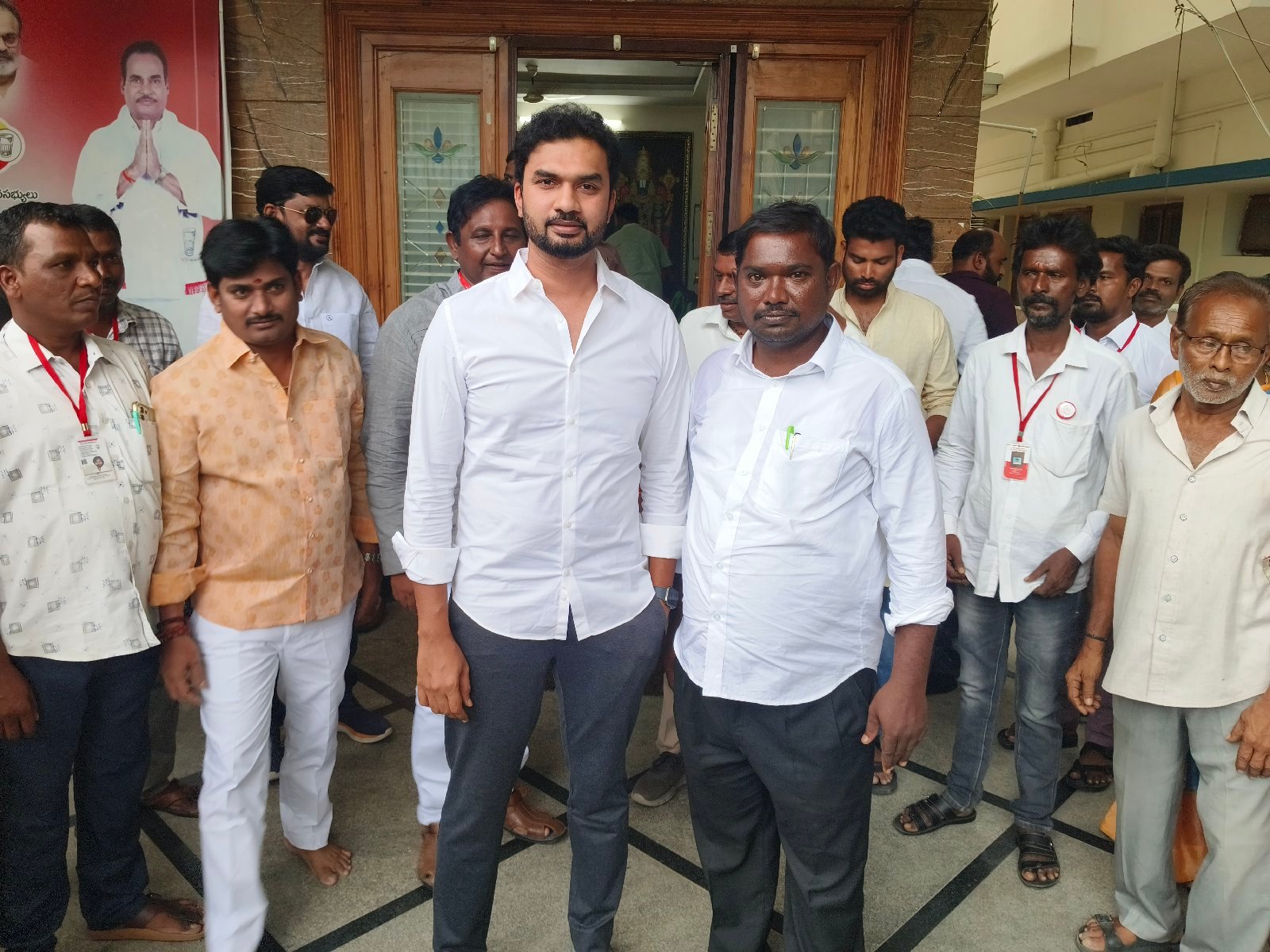 తిరుపతి ఎం ఎల్ ఏ తనయుడు ఆరణి మధన్ కలిసిన జనసేన నేతలు