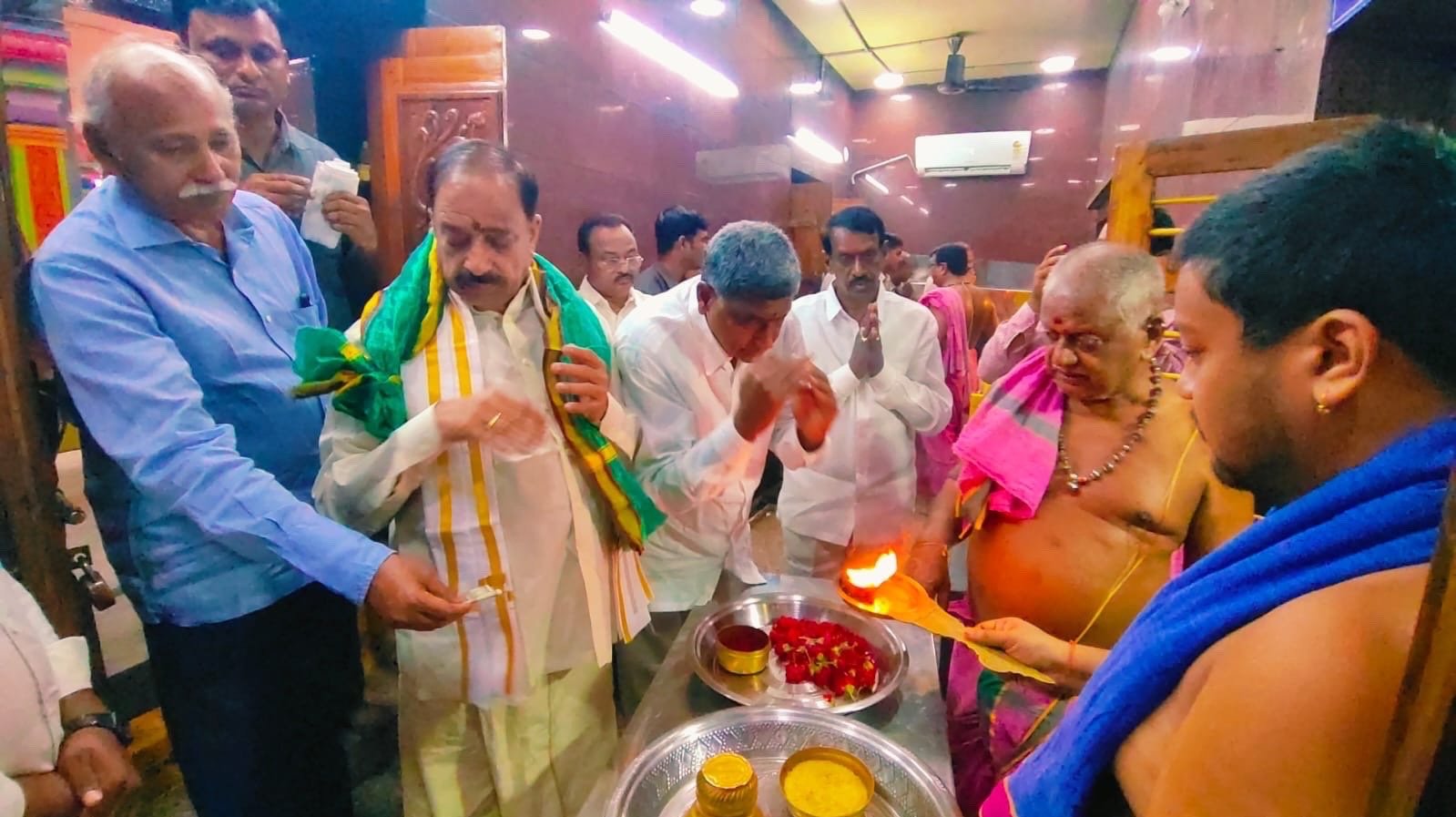 మందేశ్వర స్వామి ని దర్శించుకున్న తెలంగాణ మంత్రి