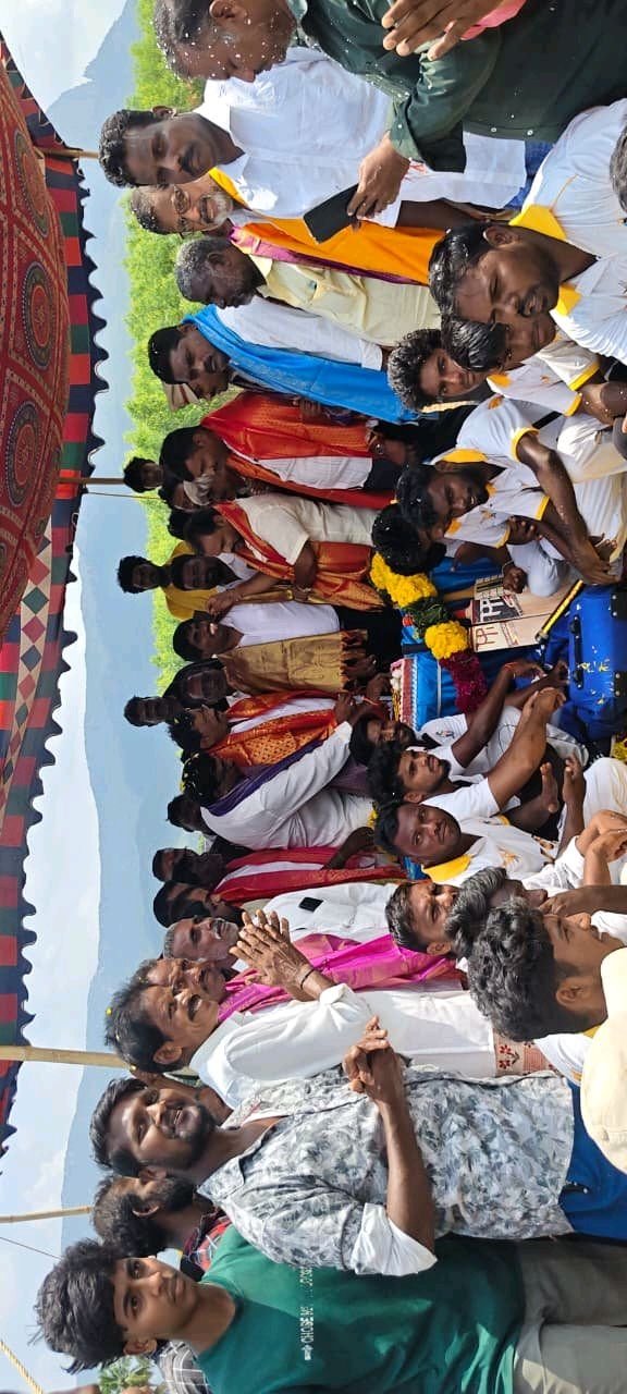 ఆదిమూలం గారు క్రికెట్ కిట్ అందజేశాడు