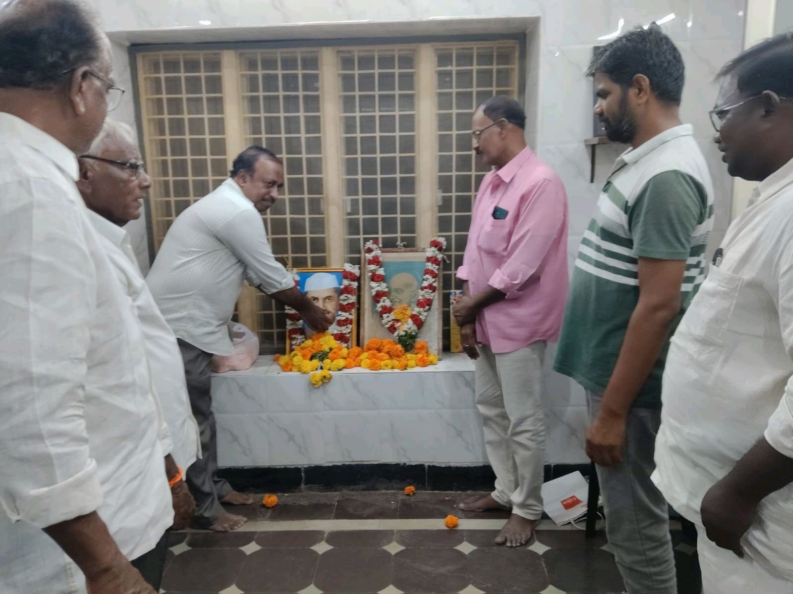 మహాత్మాగాంధీ, లాల్ బహుదూర్ శాస్త్రికి ఘన నివాళులు
