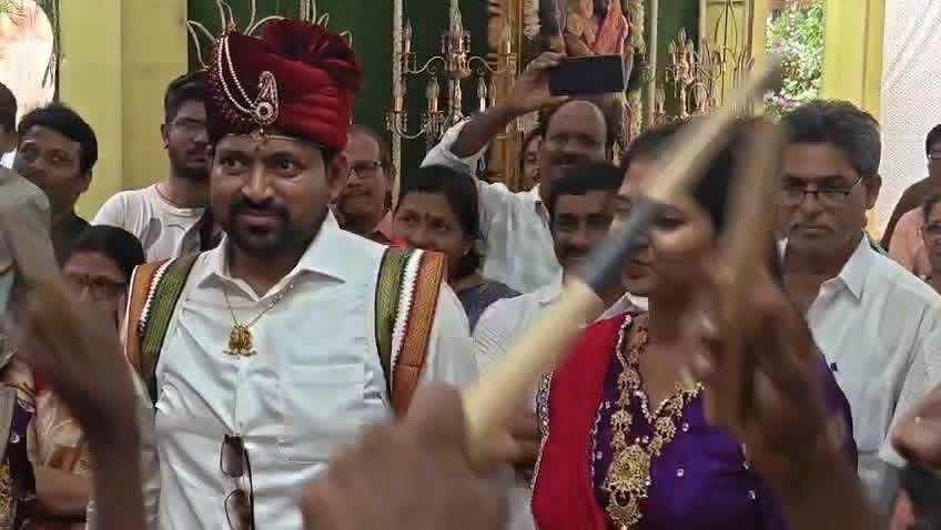 హైటెక్ వరుడు..కోనసీమ లో ఎడ్లబండిపై ఊరేగింపు..!