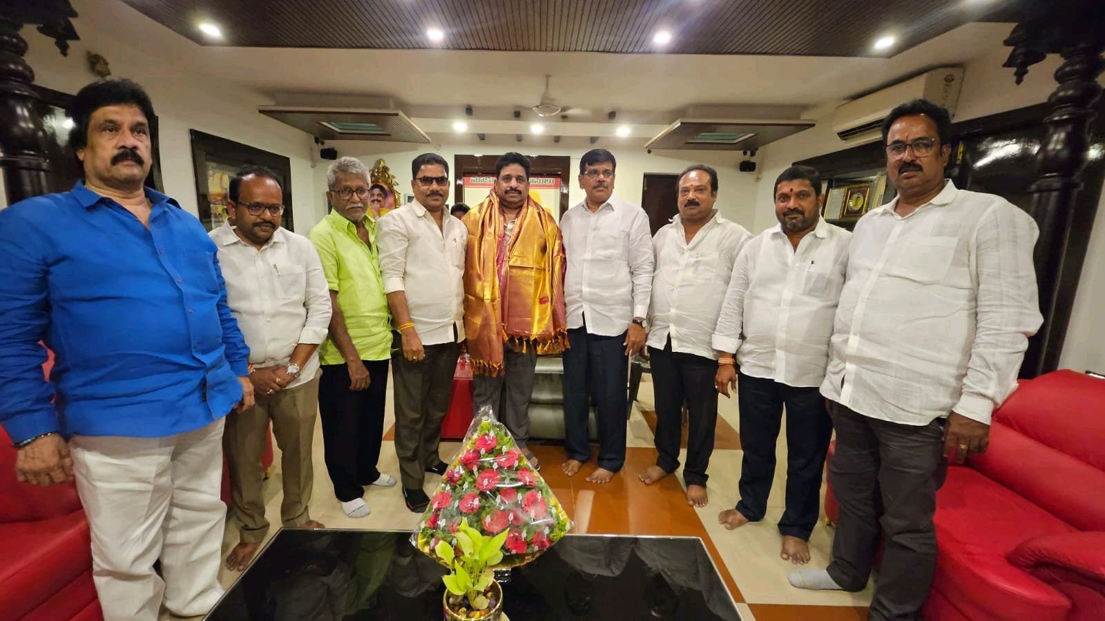 విజయవాడ పశ్చిమ ఇంచార్జీ వెంకన్న ను కలిసిన కార్పొరేటర్లు.