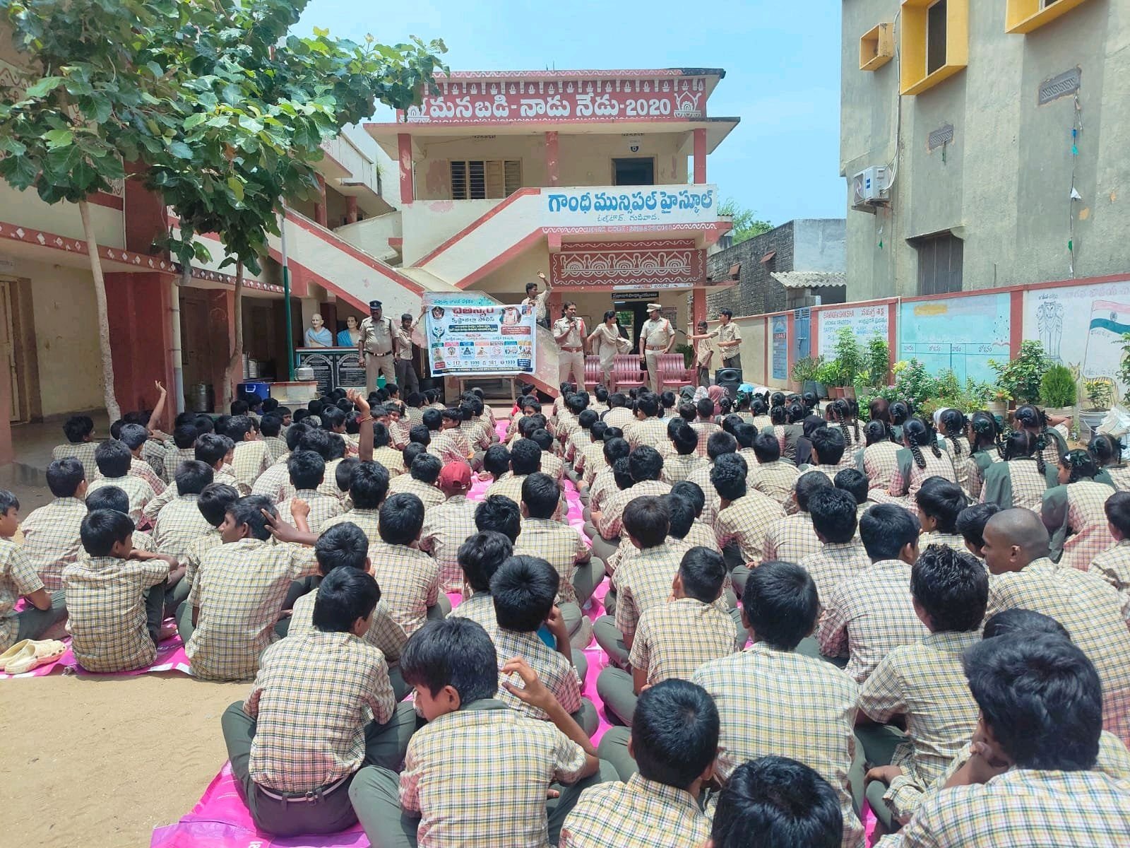 గాంధీ హైస్కూల్‌లో విద్యార్థులకు పోలీసుల అవగాహన