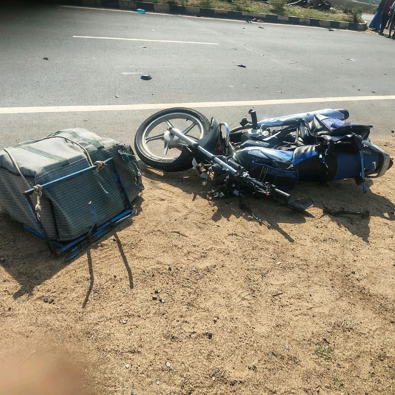 తాడపత్రి-ముద్దనూరు హైవేలో రోడ్డు ప్రమాదం