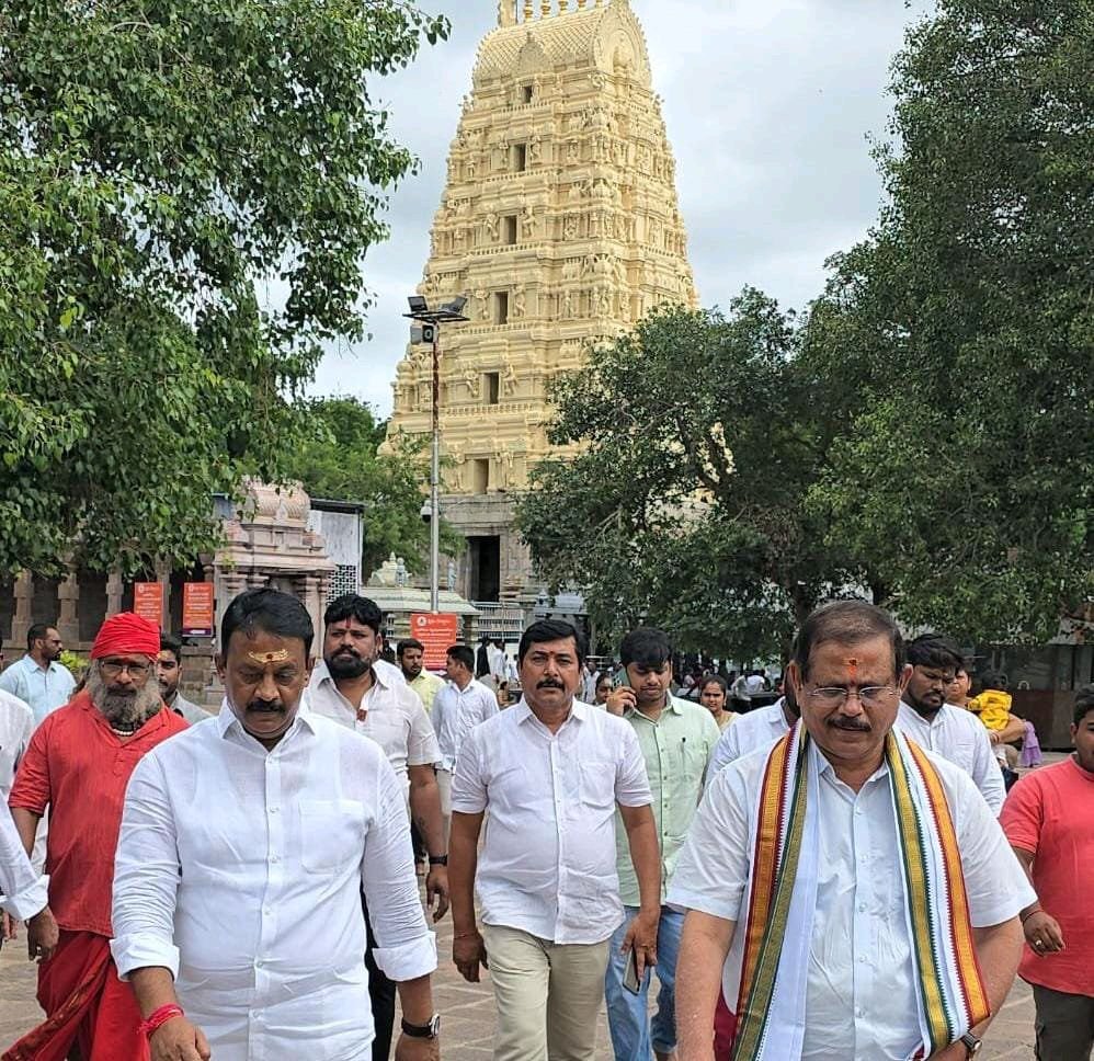 శ్రీశైలం ఎమ్మెల్యే మల్లన్న దర్శించుకున్నాడు
