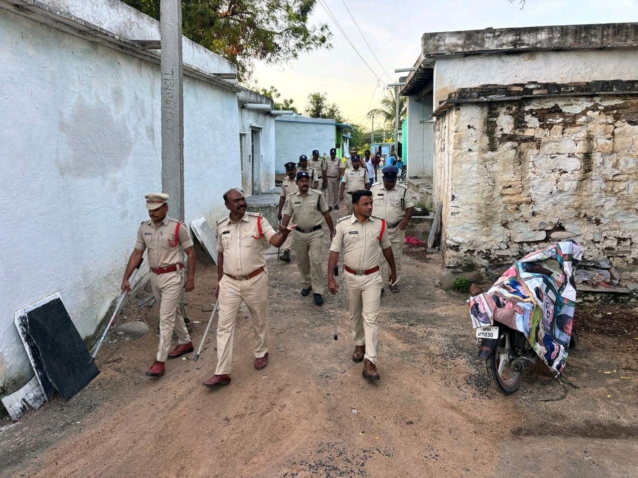 కొండాపురం మండలం ఏటూరు పోలీసులు సోదాలు