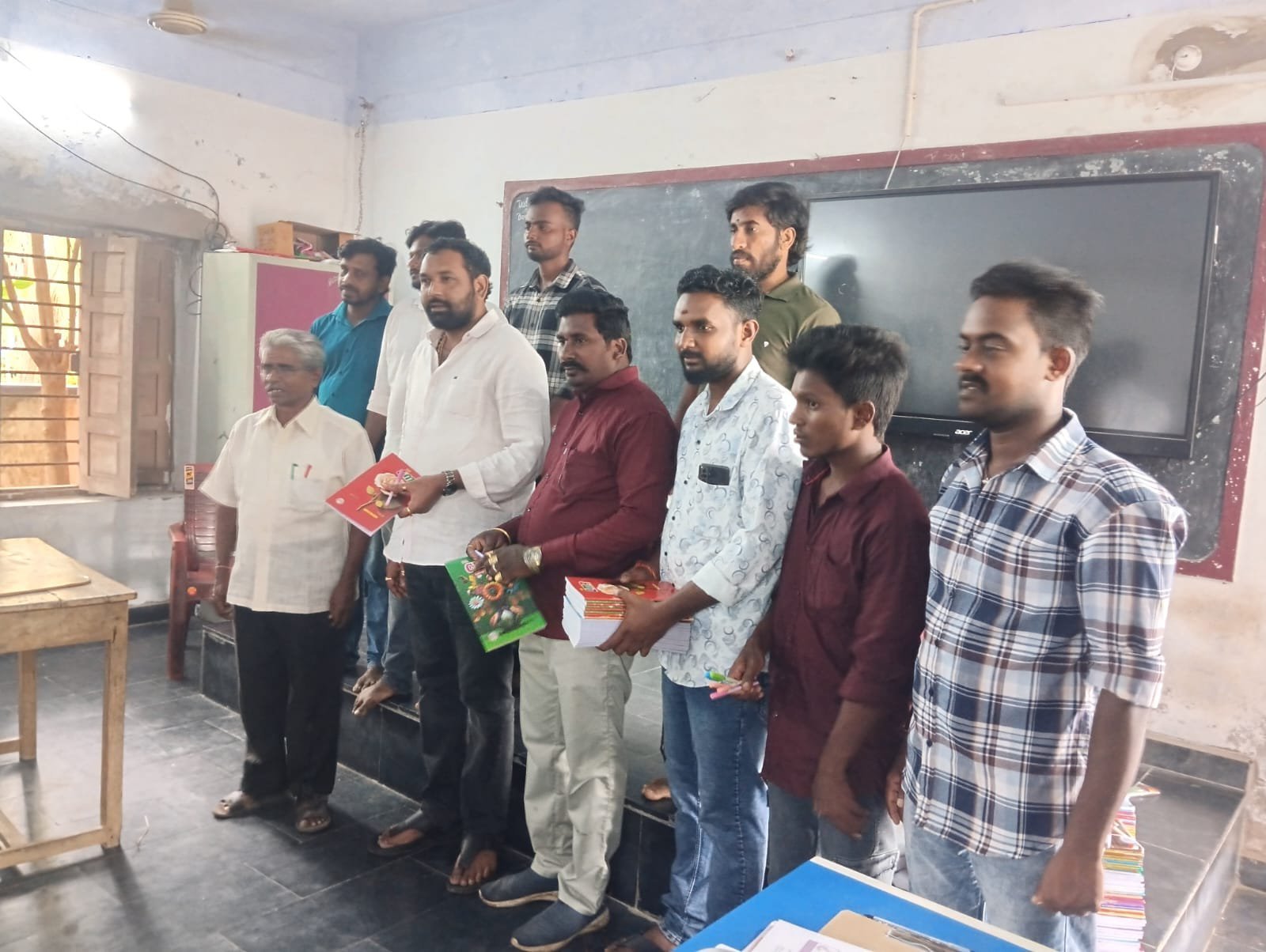 అల్లూరు విద్యార్థులకు పుస్తకాలు పంపిణి చేసిన JSP AN babu
