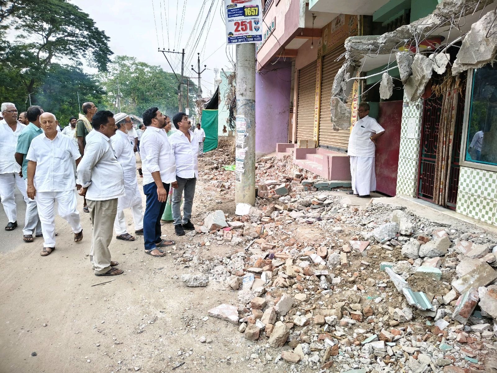 సర్పంచ్ లావణ్య కుటుంబానికి అండగా వైఎస్ఆర్ సీపీ నేతలు..!