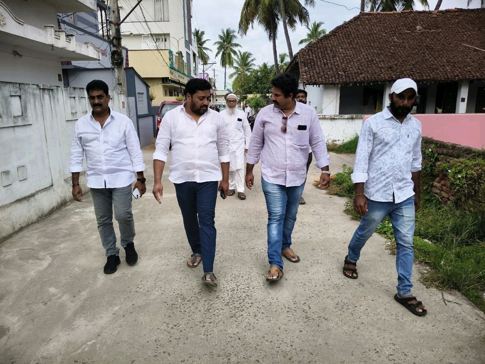 సర్పంచ్ లావణ్య కుటుంబానికి అండగా వైఎస్ఆర్ సీపీ నేతలు..!