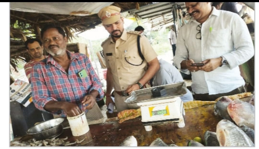 గోపాలపట్నం చేపల బజార్లో తూనికల కు తూట్లు