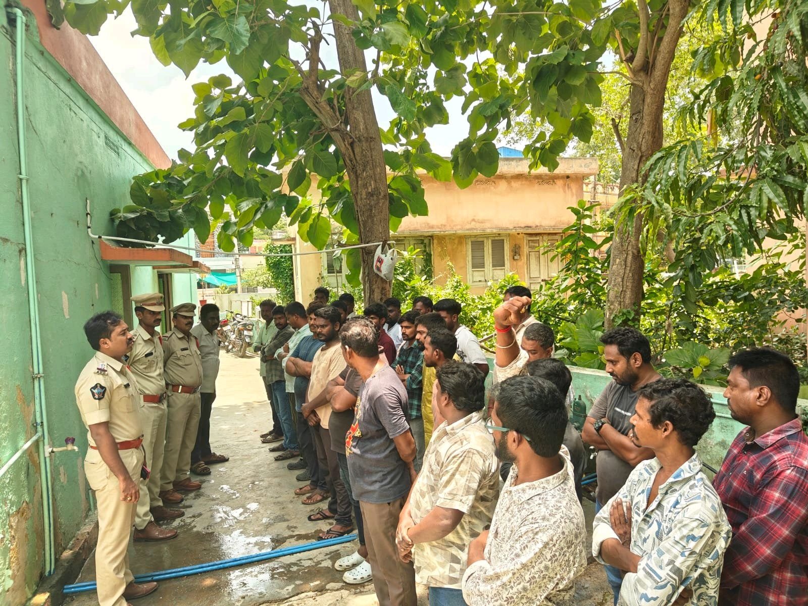 గుడివాడ II టౌన్‌లో హిస్టరీ షీటర్లకు పోలీసుల కౌన్సెలింగ్