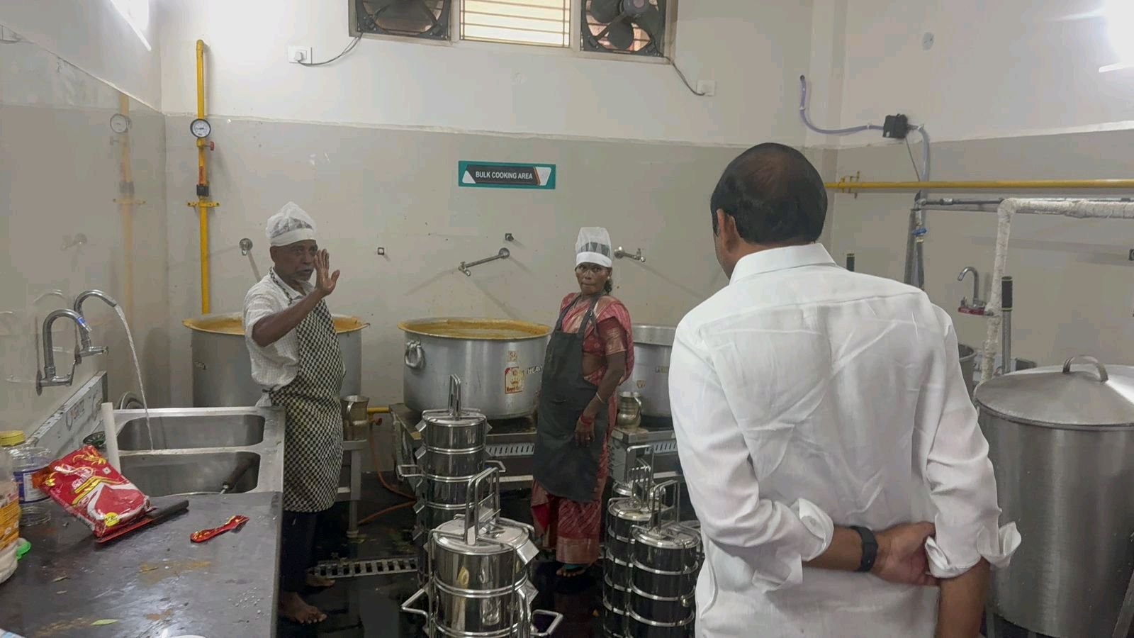 విద్యార్థులకు నాణ్యమైన భోజనం అందేలా చర్యలు చూడాలి MLC