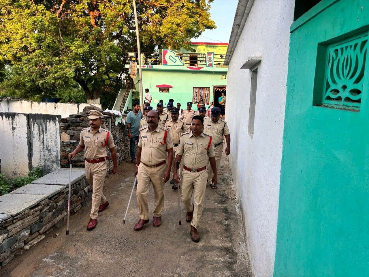 కొండాపురం మండలం ఏటూరు పోలీసులు సోదాలు