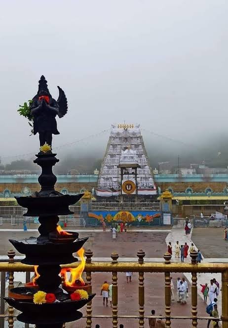 తిరుమల లో భారీ రద్దీ