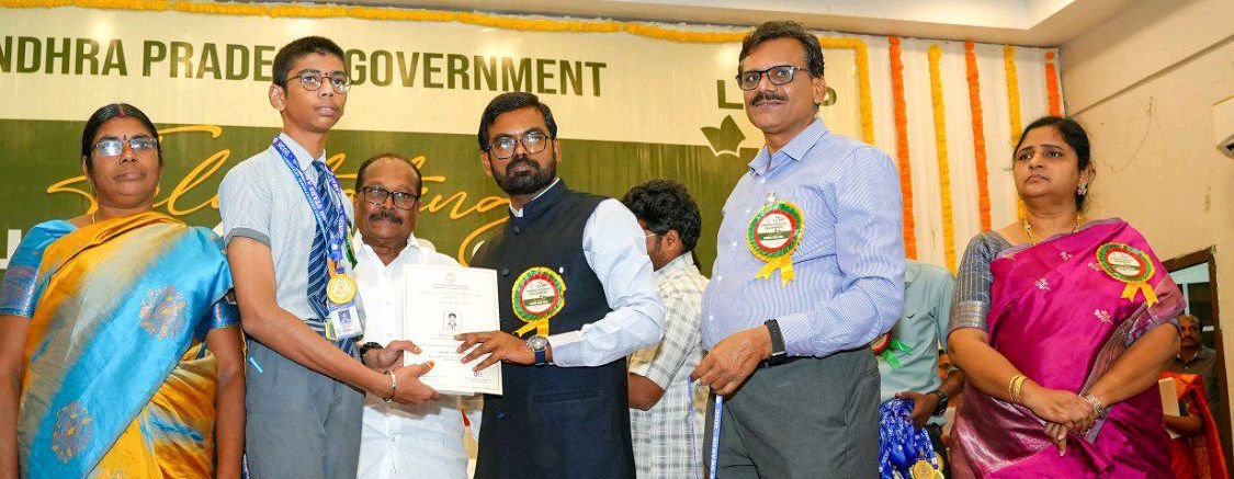 కలెక్టర్ చేతుల మీదుగా షైనింగ్ స్టార్ అవార్డ్స్ ప్రధానం