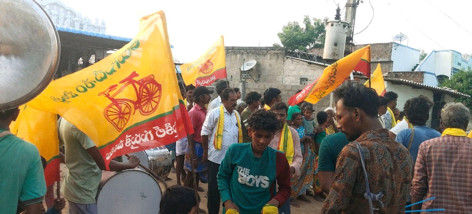 టీడీపీ జెండాలతో కదిలివచ్చిన కోగిలి పంచాయతీ ప్రజలు*