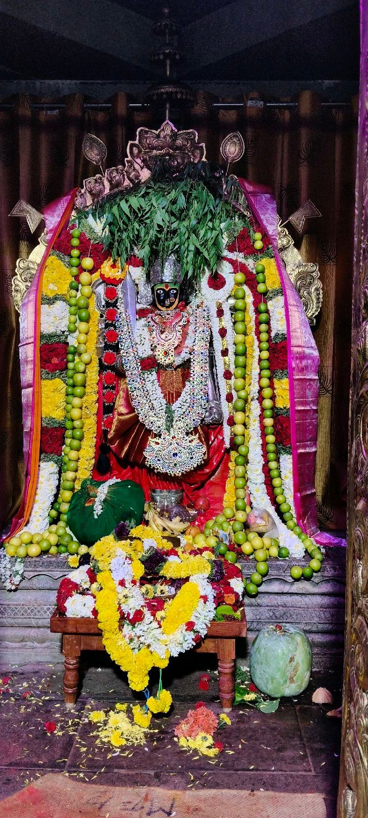 చౌడేశ్వరి అమ్మవారికి బోణాలు సమర్పిస్తున్న మహిళలు