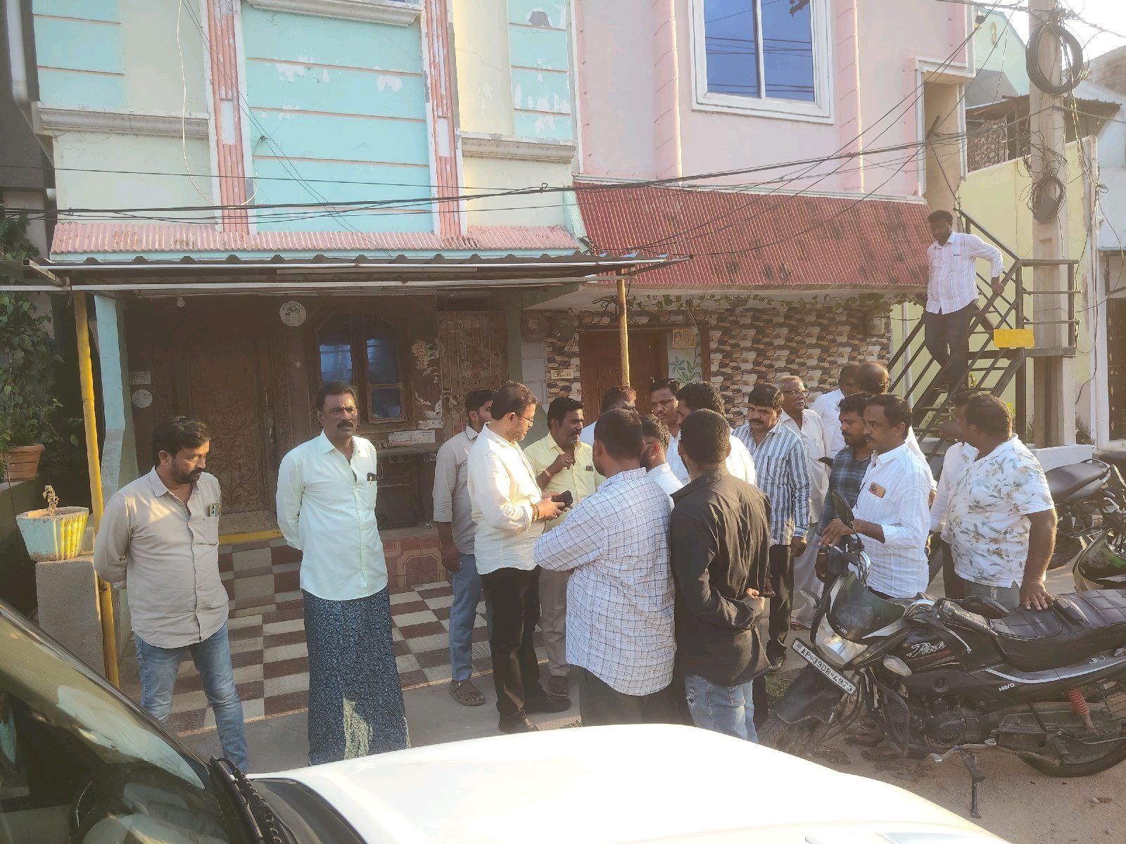 టీడీపీ కార్యకర్తపరామర్శించినసుగవాసి ప్రసాద్ బాబు
