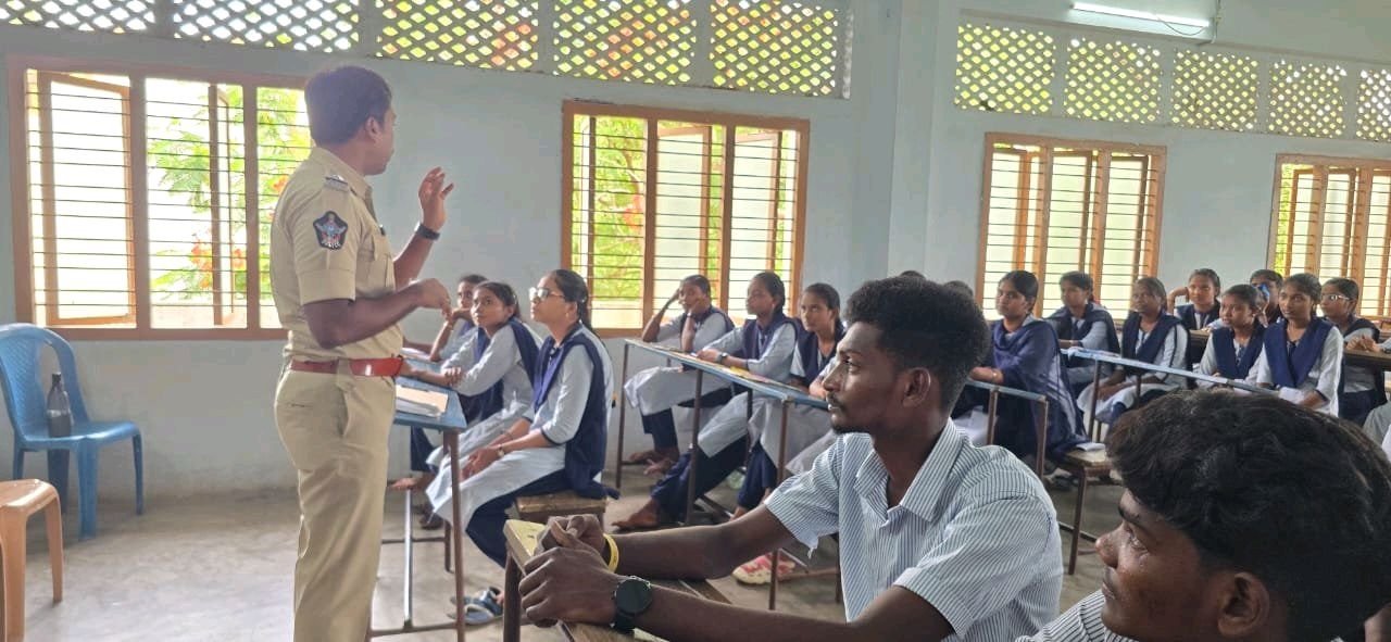 విద్యార్థులకు పోలీసుల అవగాహన కార్యక్రమం