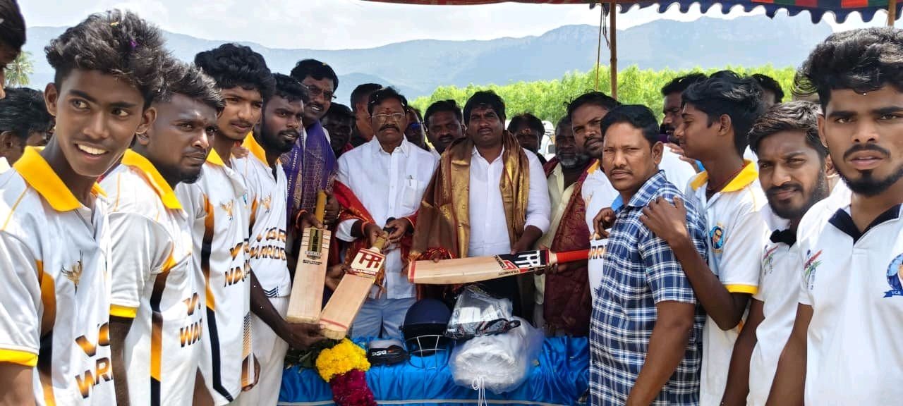 ఆదిమూలం గారు క్రికెట్ కిట్ అందజేశాడు