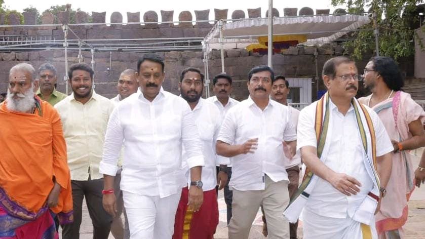 శ్రీశైలం ఎమ్మెల్యే మల్లన్న దర్శించుకున్నాడు