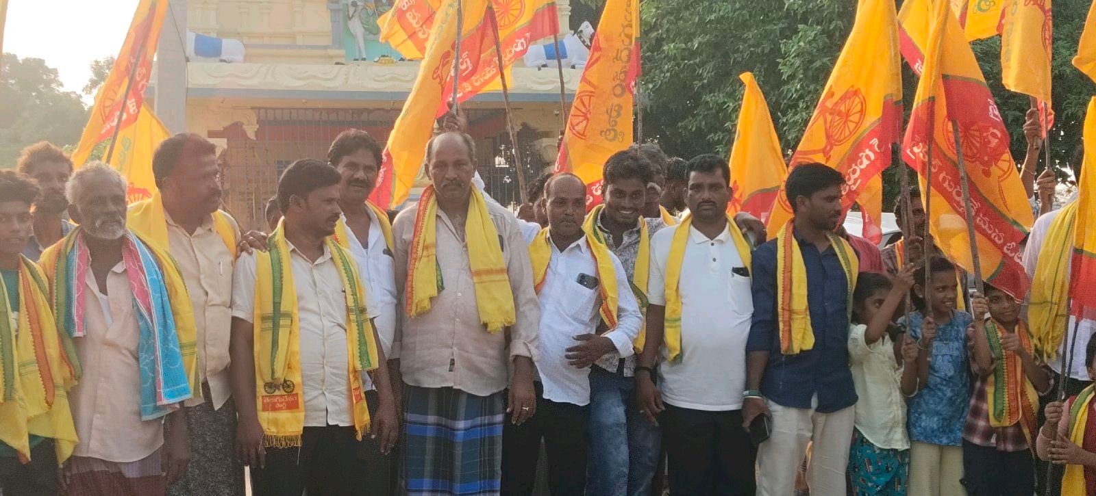 టీడీపీ జెండాలతో కదిలివచ్చిన కోగిలి పంచాయతీ ప్రజలు*