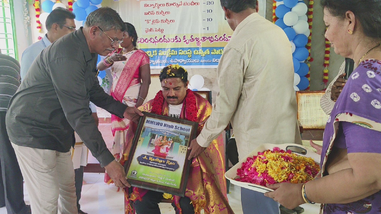 కలిచేడుమైకాకార్మికఉన్నతపాఠశాలకుసామాగ్రి వితరణ