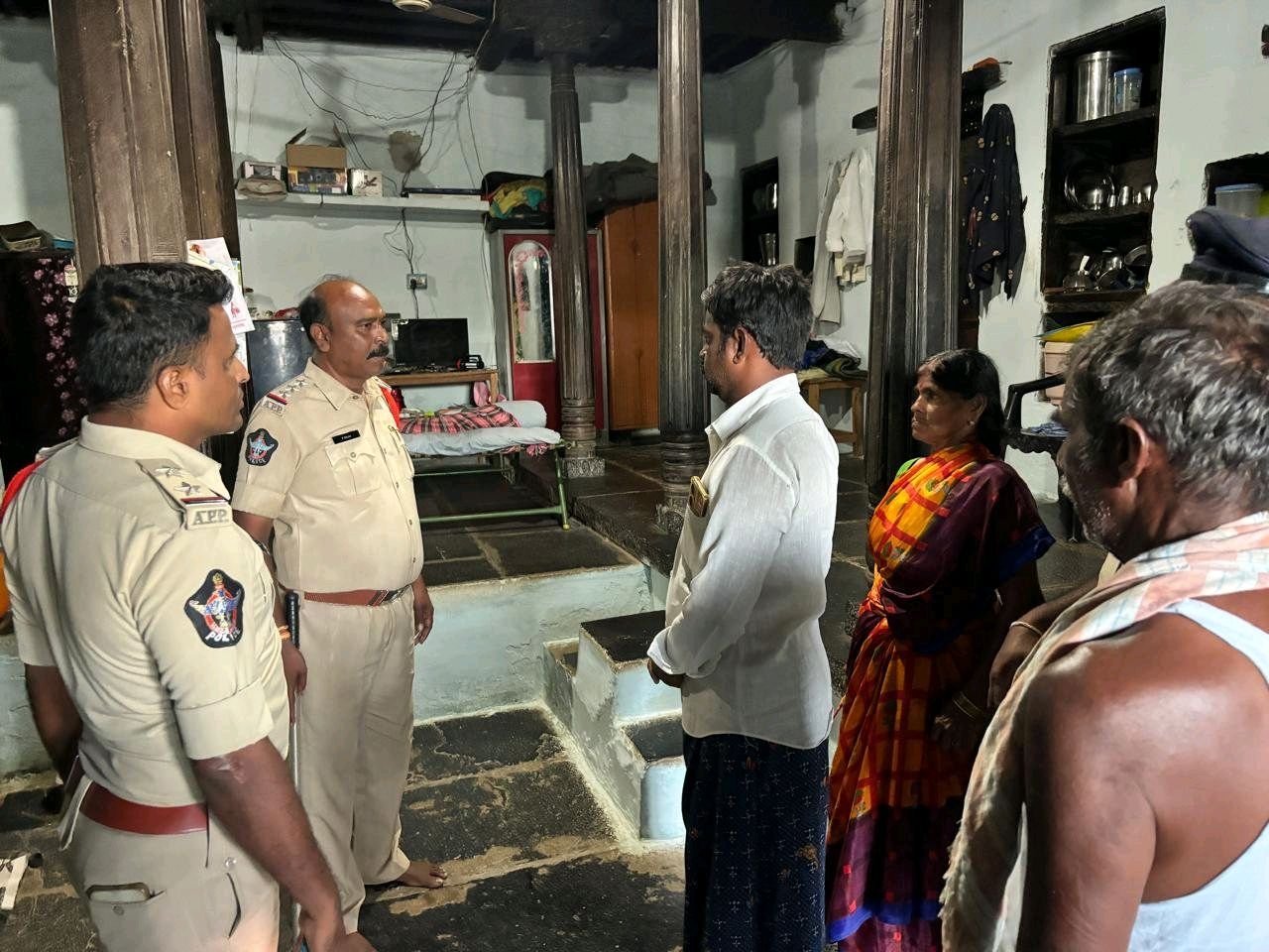 కొండాపురం మండలం ఏటూరు పోలీసులు సోదాలు