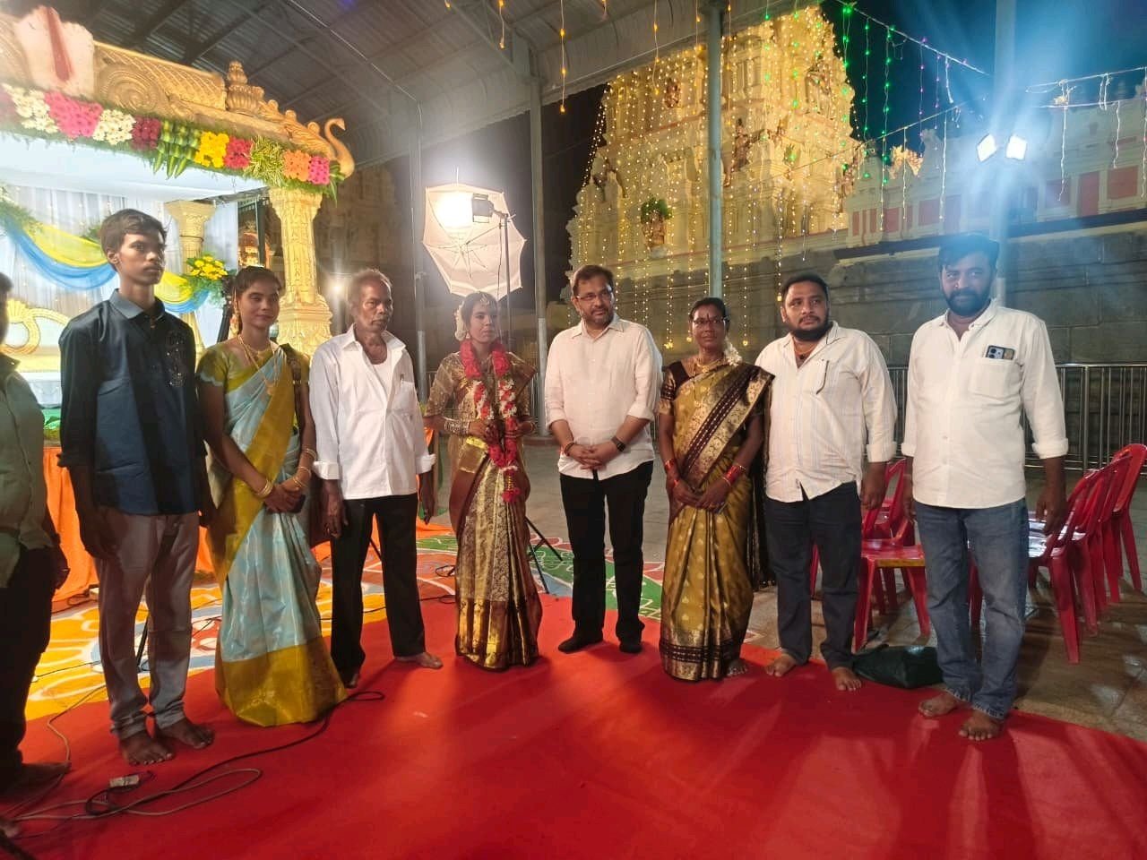 పాటుకూరి వారి నూతన వధూవరులను ఆశీర్వదించిన  ప్రసాద్ బాబు