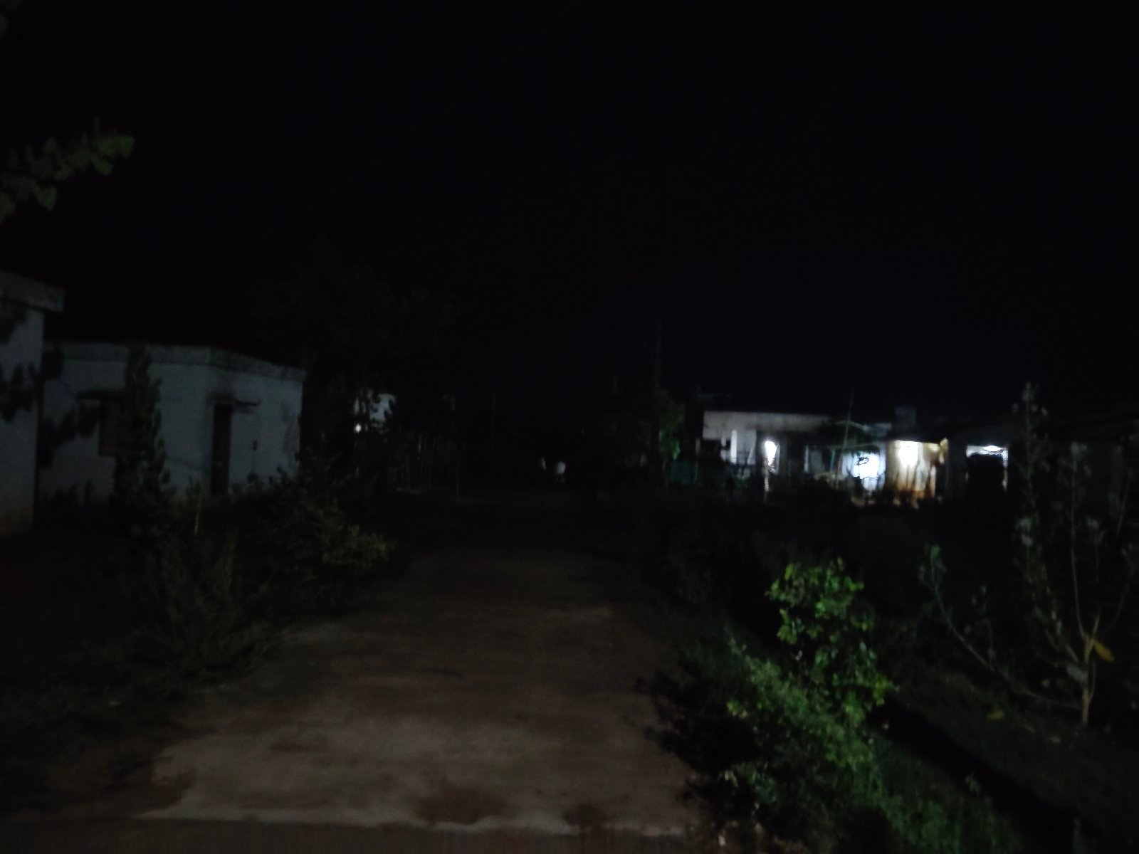 "వెలగని వీధి దీపాలు " అంధకారం లో అర్ అండ్ ఆర్ కాలనీ