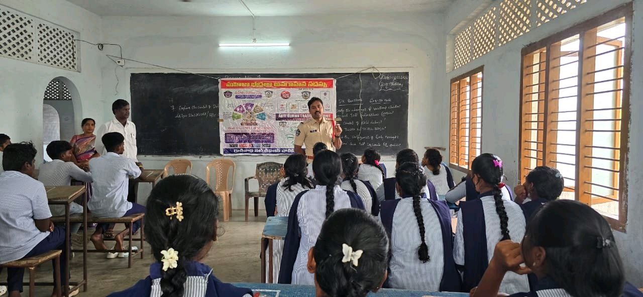 విద్యార్థులకు పోలీసుల అవగాహన కార్యక్రమం