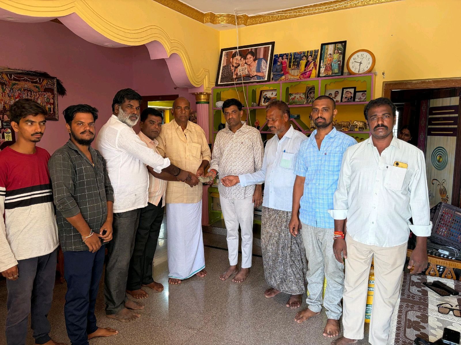 ఆలయాల నిర్మాణానికి రూ.2.50 లక్షల విరాళం