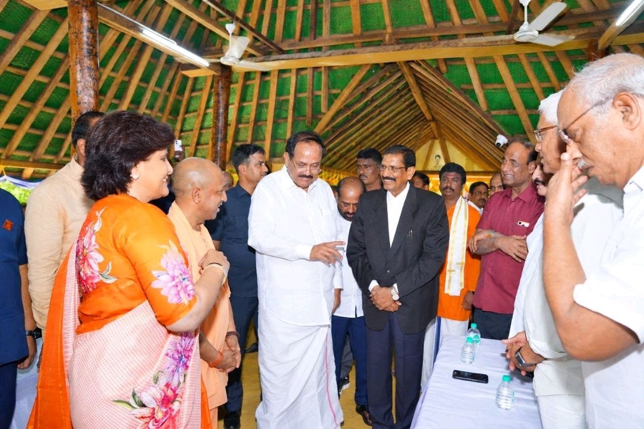 ఉత్తరప్రదేశ్   సీఎం యోగి గారి తో నమో శ్రీనివాస్ మోడీ