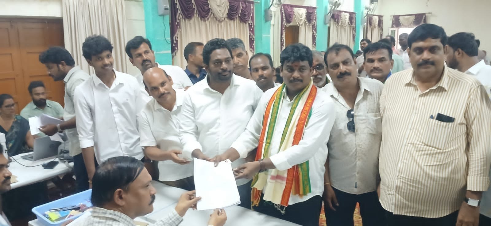 మున్సిపల్ చైర్మన్ అభ్యర్థిగా చల్లా బ్రహ్మం నామినేషన్..