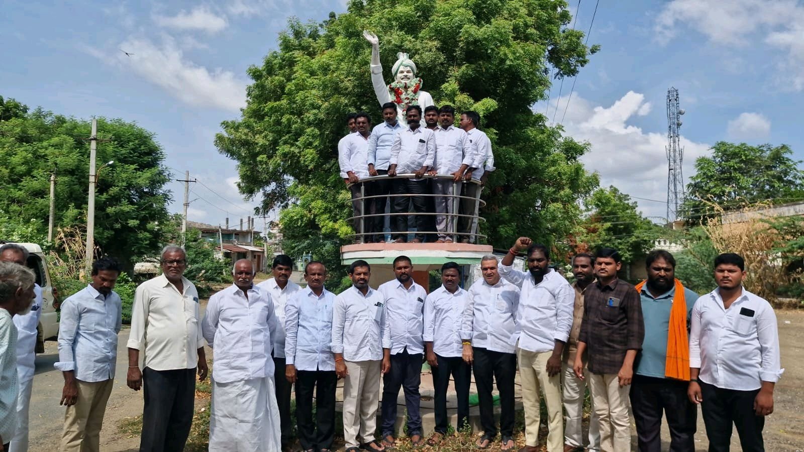 కొండాపురంలో ఘనంగా వైఎస్ వర్ధంతి