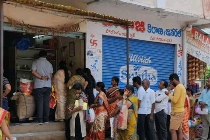 రేషన్ బియ్యం తక్కువగా ఇస్తున్నారంటూ ఫిర్యాదు