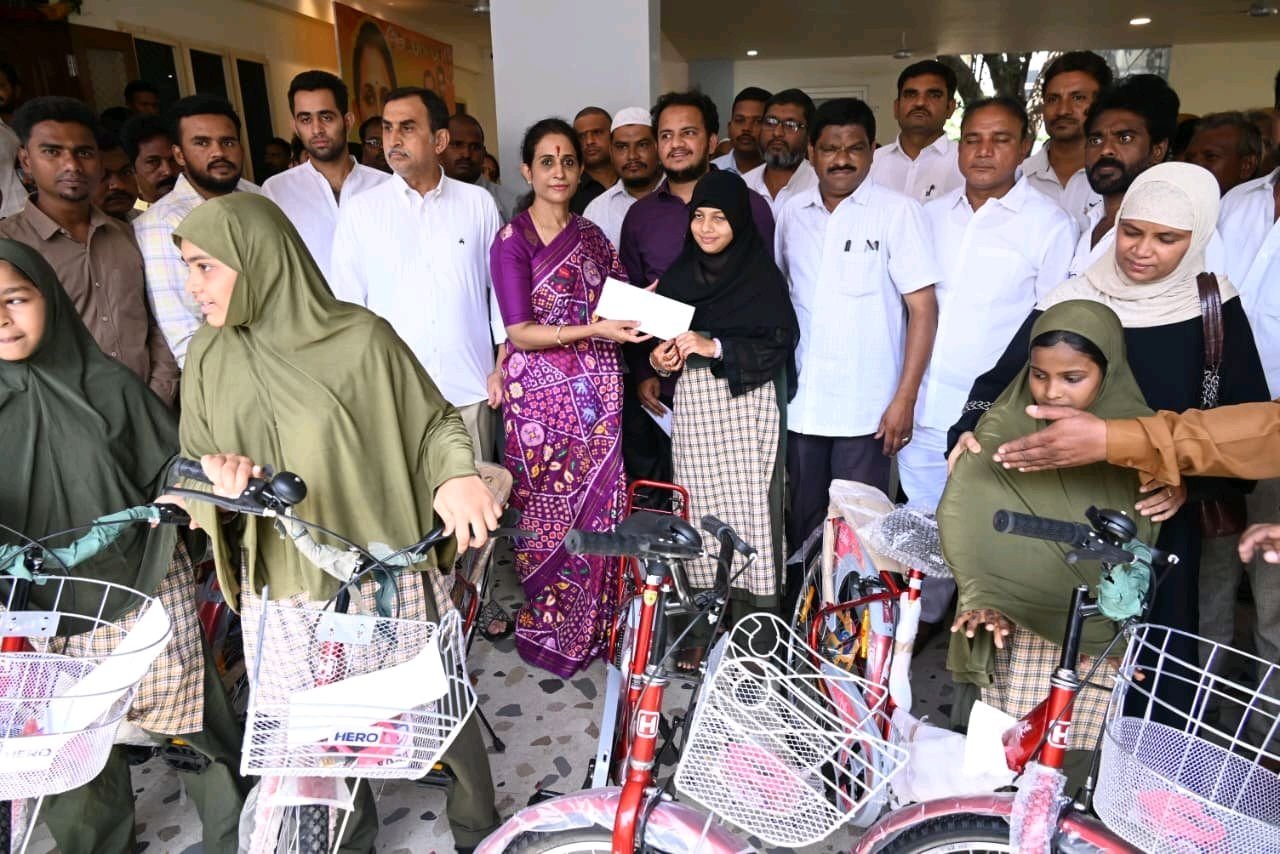 కడప ఎమ్మెల్యే మాధవి జన్మదిన సందర్భంగా విద్యార్థులకు