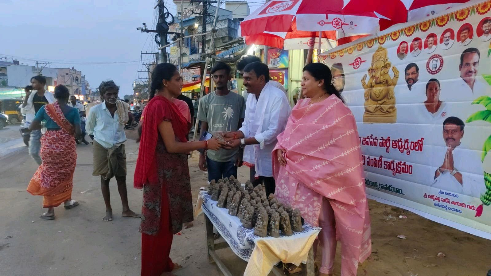 సురేష్ ఆధ్వర్యంలోమట్టి వినాయక ప్రతిమల పంపిణీ