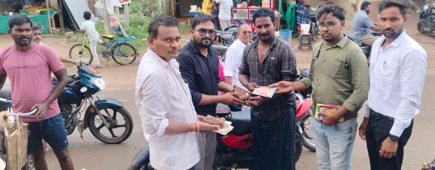 మట్టి వినాయక విగ్రహాలు పంపిణి చేసిన GK సోసైటీ బ్యాంక్
